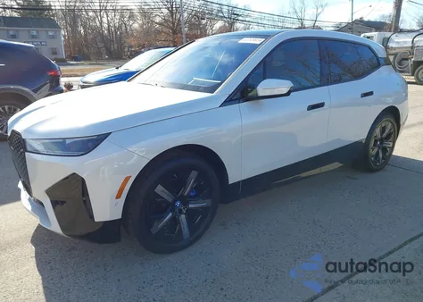 2025 BMW Ix xDrive50 z USA, uszkodzony, nr VIN WB523CF00SCS98944